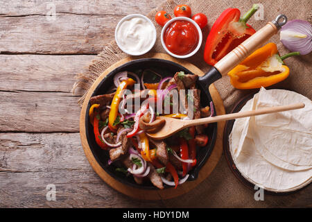 Mexicaine fajitas sur une table dans un style rustique. vue horizontale d'en haut Banque D'Images