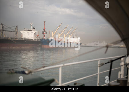 Les navires dans le port commercial à Casa Port, Casablanca, Maroc. Banque D'Images
