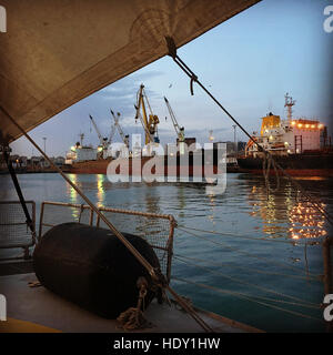Les navires dans le port commercial à Casa Port, Casablanca, Maroc. Banque D'Images