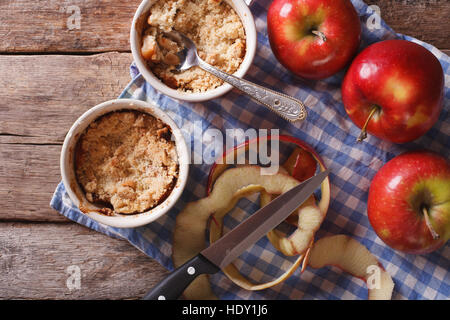 Crumble aux pommes en pots partie sur la table. Vue du dessus de l'horizontale de style rustique Banque D'Images