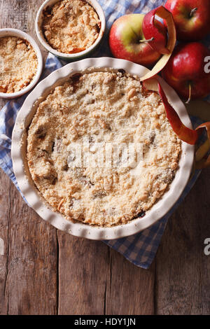 Croustade aux pommes traditionnel close-up dans le plat de cuisson. Vue de dessus vertical, style rustique Banque D'Images