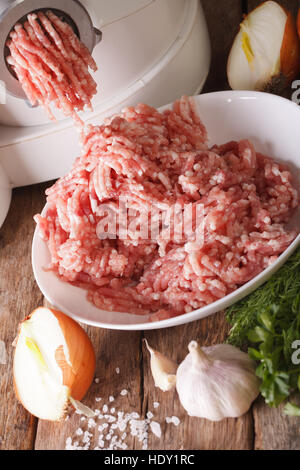 Hachoir à viande close-up : préparation de la viande hachée et des légumes sur la table verticale. Banque D'Images