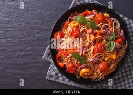 Belle spaghetti à la viande hachée et des légumes sur une plaque horizontale vue du dessus. Banque D'Images