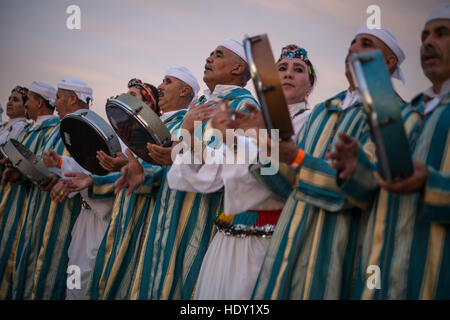 Spectacle culturel musical marocain, en dehors de la COP22 Conférence des Nations Unies sur le Changement Climatique qui se tiendra à Marrakech, Maroc. 2016. Banque D'Images