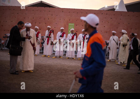 Spectacle culturel musical marocain, en dehors de la COP22 Conférence des Nations Unies sur le Changement Climatique qui se tiendra à Marrakech, Maroc. 2016. Banque D'Images