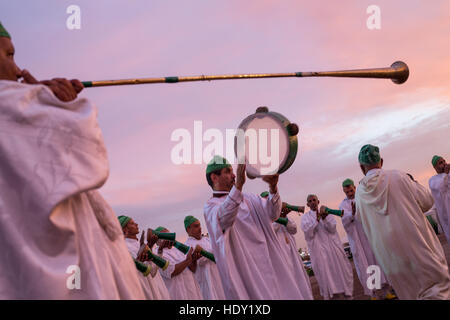 Spectacle culturel musical marocain, en dehors de la COP22 Conférence des Nations Unies sur le Changement Climatique qui se tiendra à Marrakech, Maroc. 2016. Banque D'Images