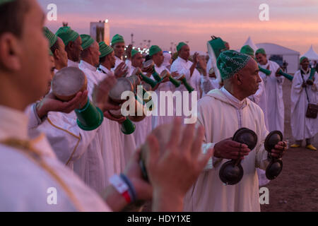 Spectacle culturel musical marocain, en dehors de la COP22 Conférence des Nations Unies sur le Changement Climatique qui se tiendra à Marrakech, Maroc. 2016. Banque D'Images