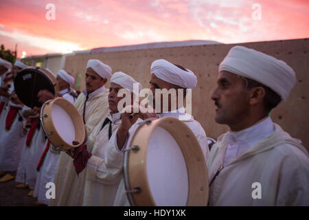 Spectacle culturel musical marocain, en dehors de la COP22 Conférence des Nations Unies sur le Changement Climatique qui se tiendra à Marrakech, Maroc. 2016. Banque D'Images