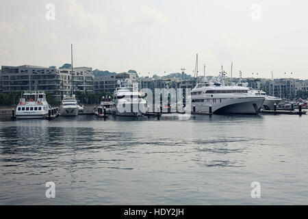 Yachts amarrés dans de luxueux logements résidentiels dans la ville de Singapour Banque D'Images