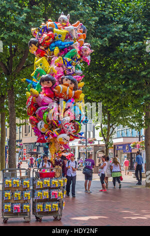 Ballons Pour vente Broad Street Reading Berkshire UK Banque D'Images