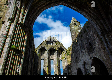 Ruine de monastère à rocher de Cashel en Irlande Banque D'Images