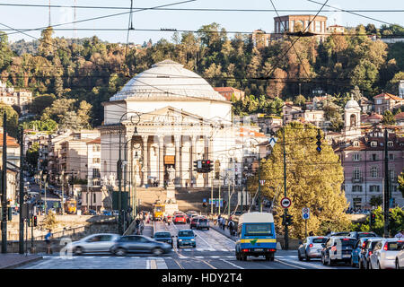 L'église Gran Madre di Dio. Datant du xixe siècle, elle est décorée dans le style d'un temple classique. Banque D'Images