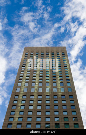 Image générique d'une tour de bâtiment de bureau, Shimbashi, Tokyo, Japon. Banque D'Images