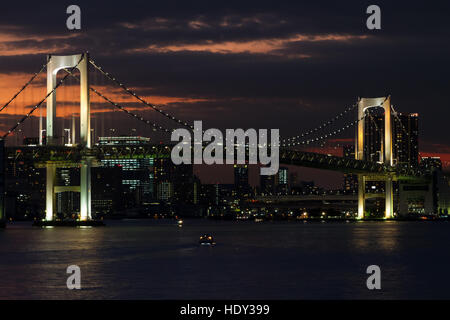 Pont Rainbow illuminé au crépuscule, quartier Minato, Tokyo, Japon Banque D'Images