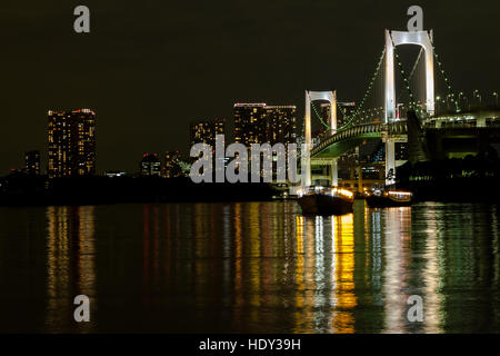 Pont Rainbow illuminé au crépuscule, quartier Minato, Tokyo, Japon Banque D'Images