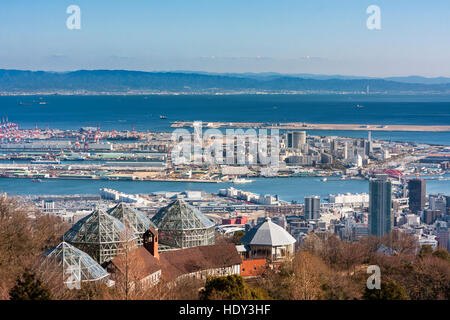 Vue montagnes Rokko de Nunobiki herb garden serre et dans l'arrière-plan, la ville de Kobe Kobe port Island et l'île de l'aéroport avec la baie d'Osaka. Banque D'Images