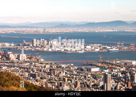 Montagnes Rokko, vue vers le bas de la ville de Kobe, au Japon. Zone de Sannomiya, avec des Rokko Island, la baie d'Osaka et de la ville avec les montagnes en arrière-plan. Banque D'Images