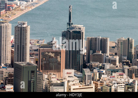 Montagnes Rokko, vue vers le bas de la ville de Kobe, au Japon. Les immeubles de grande hauteur, des immeubles de bureaux principalement avec basckground terre et mer d'une île artificielle. Banque D'Images