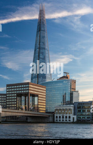 Le Shard London photographiée au coucher du soleil à partir de la partie nord de la Tamise et montrant le Pont de Londres Banque D'Images