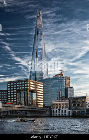 Le Shard London photographiée au coucher du soleil à partir de la partie nord de la Tamise et montrant le Pont de Londres Banque D'Images