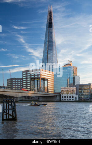 Le Shard London photographiée au coucher du soleil à partir de la partie nord de la Tamise et montrant le Pont de Londres Banque D'Images