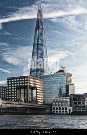 Le Shard London photographiée au coucher du soleil à partir de la partie nord de la Tamise et montrant le Pont de Londres Banque D'Images