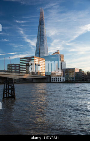 Le Shard London photographiée au coucher du soleil à partir de la partie nord de la Tamise et montrant le Pont de Londres Banque D'Images