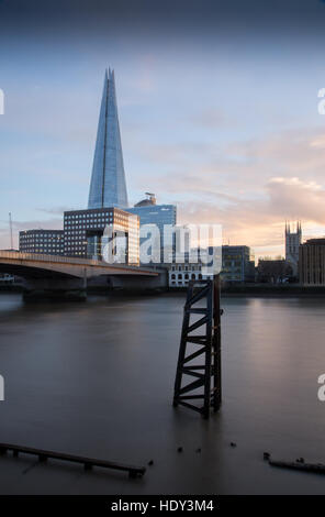 Le Shard London photographiée au coucher du soleil à partir de la partie nord de la Tamise et montrant le Pont de Londres Banque D'Images