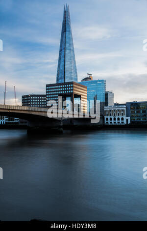 Le Shard London photographiée au coucher du soleil à partir de la partie nord de la Tamise et montrant le Pont de Londres Banque D'Images