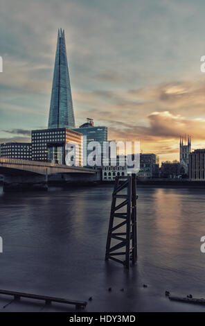 Le Shard London photographiée au coucher du soleil à partir de la partie nord de la Tamise et montrant le Pont de Londres Banque D'Images