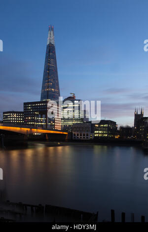 Le Shard London photographiée au coucher du soleil à partir de la partie nord de la Tamise et montrant le Pont de Londres Banque D'Images