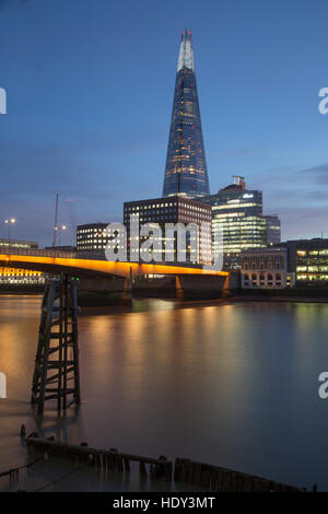 Le Shard London photographiée au coucher du soleil à partir de la partie nord de la Tamise et montrant le Pont de Londres Banque D'Images