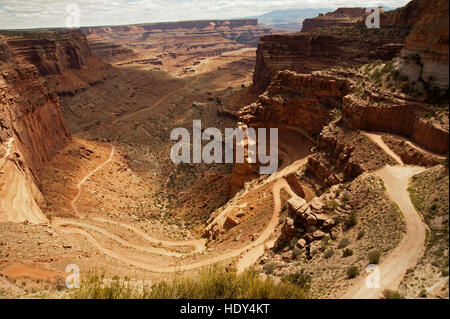 Shafer train route sinueuse qu'il descend à 18 miles et plusieurs milliers de pieds de la rim trail blanc du Parc National de Canyonland. Banque D'Images