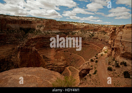 Shafer train route sinueuse qu'il descend à 18 miles et plusieurs milliers de pieds de la rim trail blanc du Parc National de Canyonland. Banque D'Images