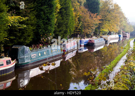 Les chalands amarrés sur le canal de Rochdale à Hebden Bridge, West Yorkshire Angleterre Banque D'Images