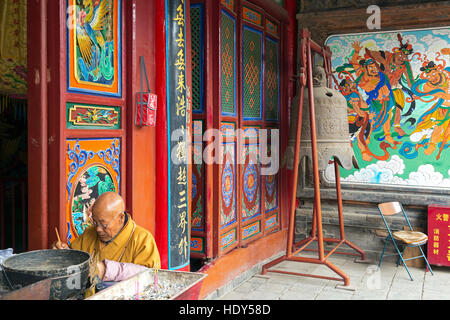 Moine dans cour intérieure de Gao Miao, Zhongwei, Ningxia Temple, Chine Banque D'Images