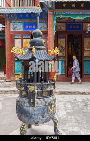 Moine dans cour intérieure de Gao Miao, Zhongwei, Ningxia Temple, Chine Banque D'Images