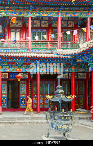 Moine dans cour intérieure de Gao Miao, Zhongwei, Ningxia Temple, Chine Banque D'Images