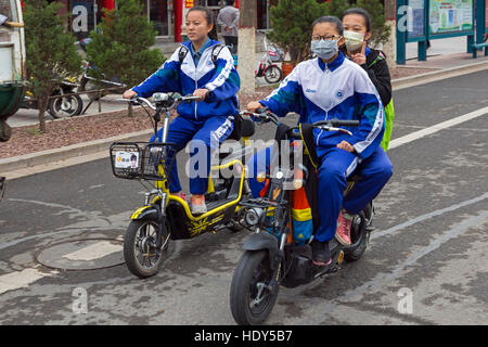 Les écolières à vélo, Zhongwei, Ningxia, Chine Banque D'Images