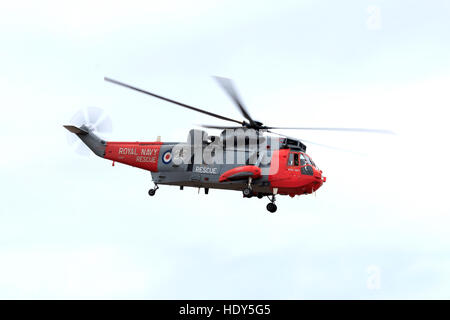 Seaking de la Marine royale de la scène de l'hélicoptère de recherche et sauvetage sauvetage simulé avec l'équipage pendant du winch Banque D'Images