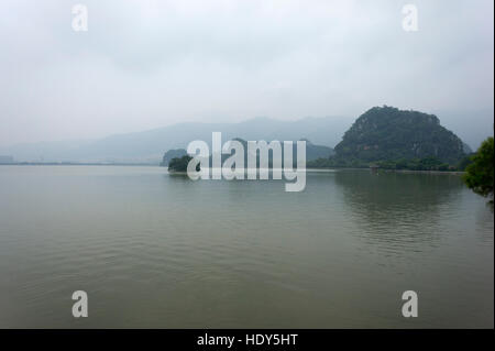 Vue sur les étoiles Lac dans un jour de smog, Zhaoqing, Chine Banque D'Images