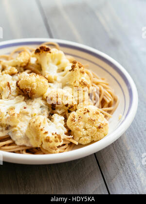 Chou-fleur rôti plus de grain entier spaghetti. Banque D'Images