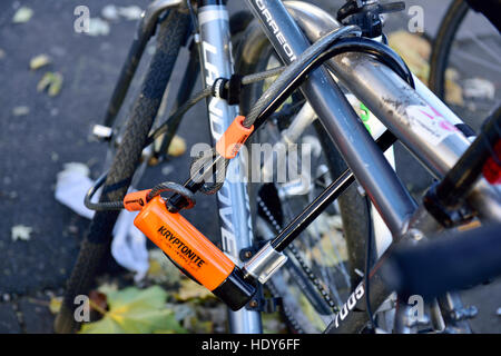 Location verrouillé pour rack avec "D" et cabal Kryptonite cadenas de vélo, UK Banque D'Images