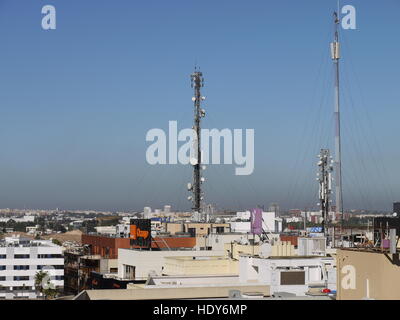 Antennes de télécommunication sur les toits de l'opérateur Orange à Casablanca, Maroc Banque D'Images