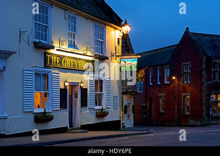 Le Greyhound pub dans la ville de marché de Beaminster, Dorset, Angleterre, Royaume-Uni Banque D'Images