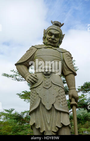 Statue dans le passage libre à Tian Tin monastère et le Grand Bouddha au village de Ngong Ping sur l'île de Lantau, à Hong Kong. Banque D'Images