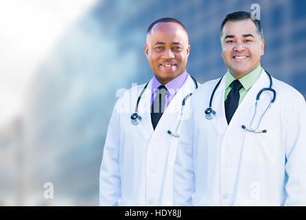 Handsome African American et hispaniques des médecins de sexe masculin à l'extérieur de l'hôpital. Banque D'Images
