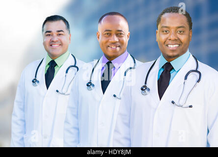 Handsome African American et hispaniques des médecins de sexe masculin à l'extérieur de l'hôpital. Banque D'Images