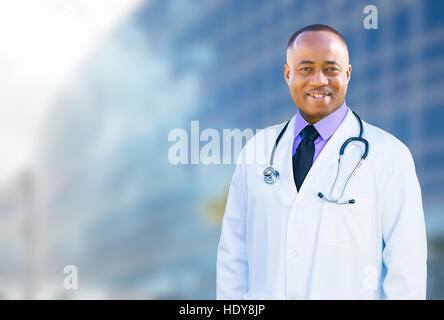 Handsome African American Male Doctor en dehors de l'hôpital. Banque D'Images