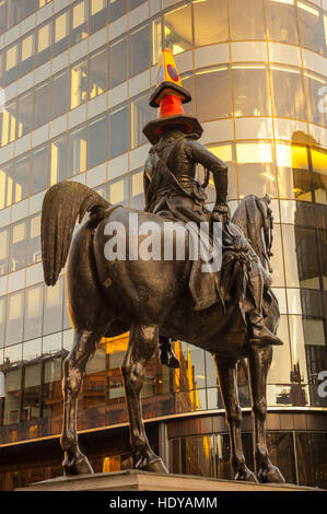 La statue du duc de Wellingto près de Goma au Royal Exchange Square. Par tradition, il y a toujours un cône de circulation sur sa tête. Ici l'est aussi un Banque D'Images